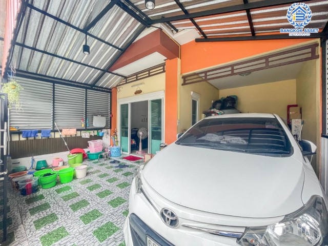 *****ทาวน์เฮ้าส์มือสองย่านกรุงเทพฯ ม.มณฑล8 เลียบคลองทวีวัฒนา เนื้อที่กว้างขวางถึง 22.5 ตร.ว. ฟังก์ชัน 3 ห้องนอน 2 ห้องน้ำ 1 ที่จอดรถ บ้านสภาพใหม่ พร้อมอยู่ บนทำเลดี เชื่อมต่อถ.เพชกษม, ถ.พุทธมณฑลสาย3, ถ.กาญจนาภิเษก ใกล้เดอะมอลล์บางแค และรถไฟฟ้าสายสีน้ำเงิน "สถานีหลักสอง" ราคาดีสุดในย่านนี้!